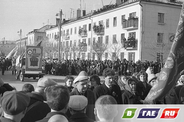Молодой Гай празднует Первомай Молодой Гай празднует Первомай