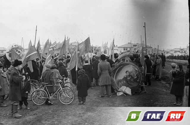 Молодой Гай празднует Первомай Молодой Гай празднует Первомай