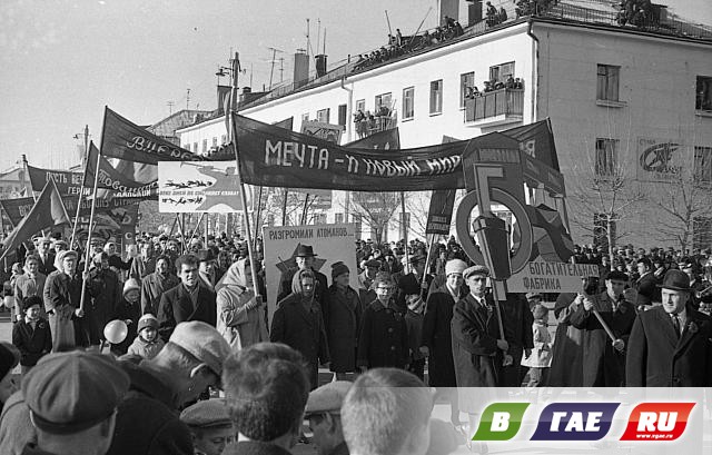 Молодой Гай празднует Первомай Молодой Гай празднует Первомай