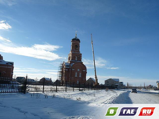 С колокольни снимают крест