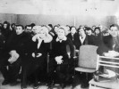 Были на лице улыбки, а сейчас они поникли ( о заводе игрушки)