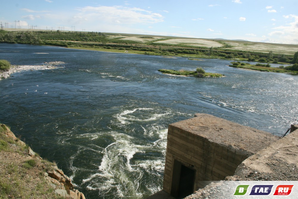 За буферной плотиной Урал бежит, как встарь