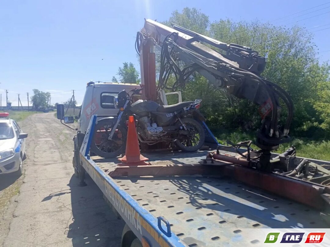 Бесправный мотоциклист рассекал по сельской улице. На помощь прибыл эвакуатор