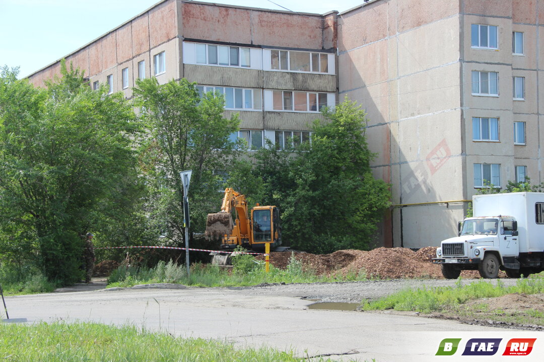 Возле «горячего водопада» хлопочут коммунальщики
