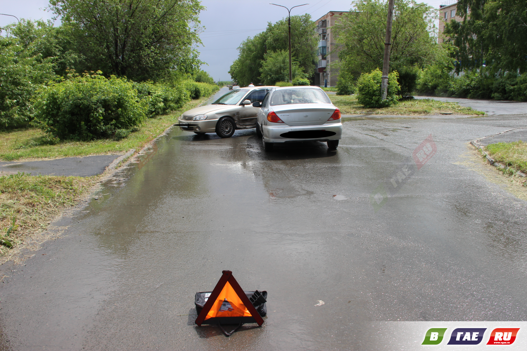 Два атомобиля Kia Spectra не разъехались на пр. Победы