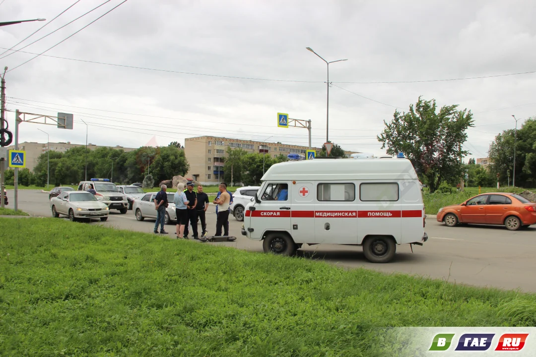 На ул. Орской автомобиль сбил мальчика - самокатчика