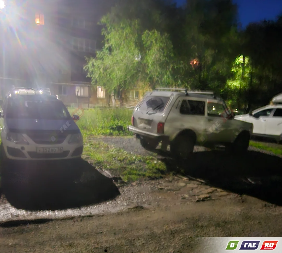 Жадный водитель паркует свой автомобиль поперёк