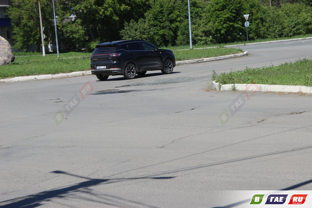 Опасная яма на проспекте Победы в Гае угрожает водителям