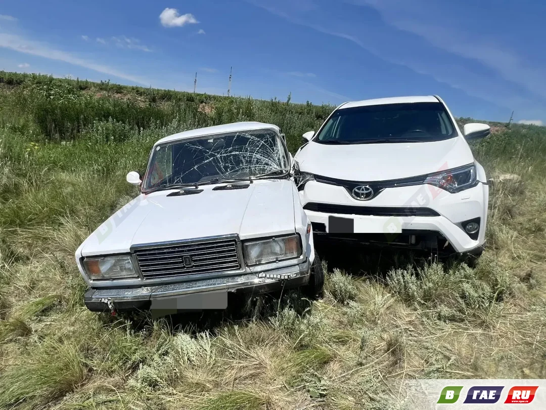 Столкнулись два авто. Водитель ВАЗ‑21074 с множественными переломами доставлен в больницу