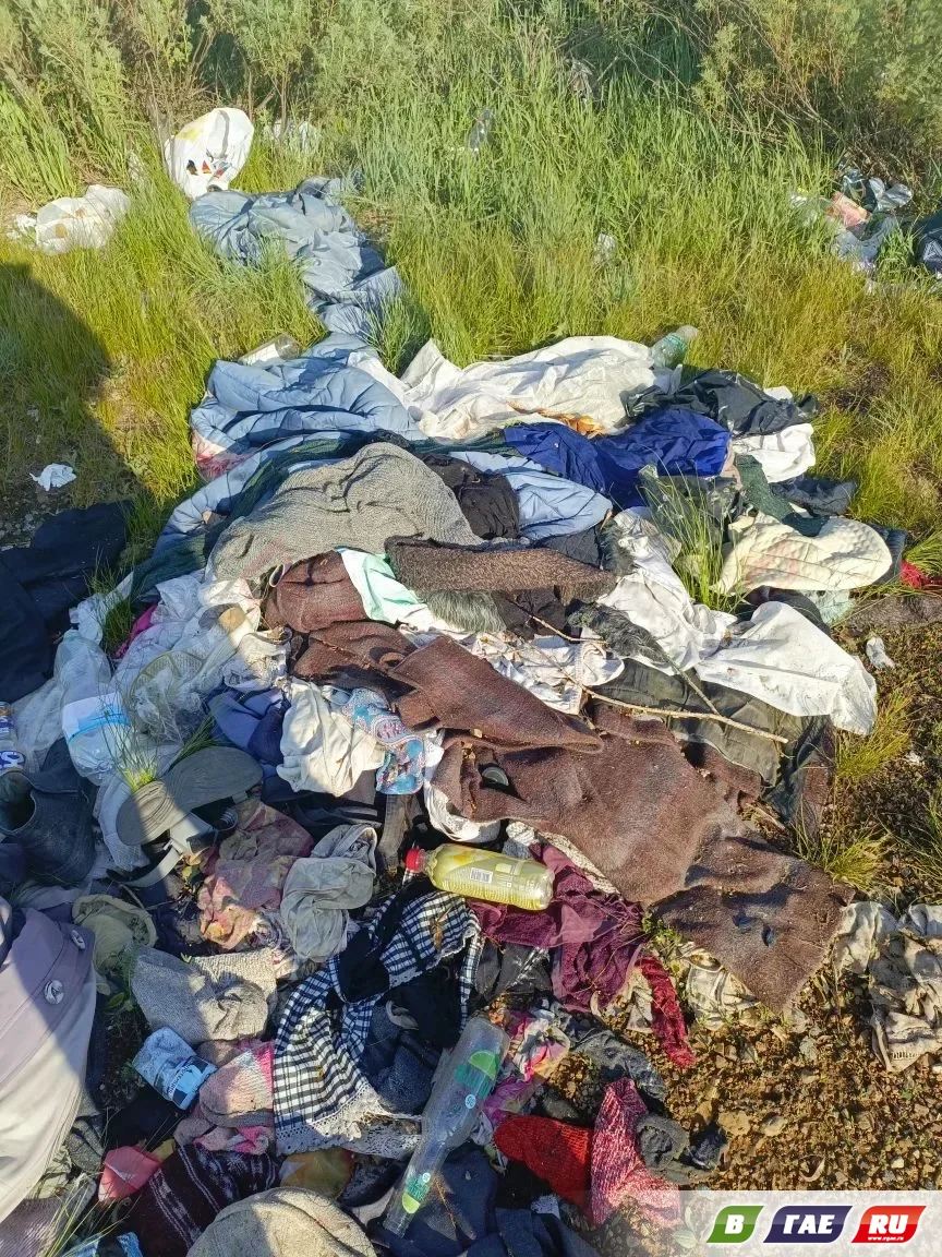Возле Камейкинского пруда выбросили кучу тряпья