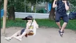 Великовозрастные «детишки» ломают качели во дворе