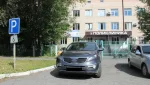 Таксисты занимают места на парковке для инвалидов возле горбольницы