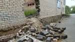 На разрушающемся здании бывшего кинотеатра «Юность» появилась огромная дыра