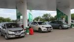 Обстановка на АЗС г. Гая. Удалось увидеть наполнение канистр дизтопливом