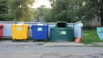 На площадках по сбору мусора стали появляться объявления для водителей