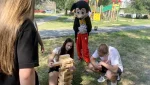 Забыв про гаджеты, дети собрались во дворе