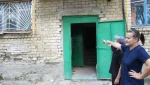В общежитии на ул. Советской жильцы покрасили дверь, но её тут же «расписали»