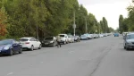 На костылях, тяжело ходящие с матом преодолевают пешеходный переход возле больницы