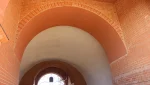 Свежеют краски в арочном пролёте кафедрального собора на ул.Орской
