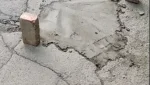Жители своими силами залатали дорогу во дворе