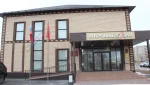 Водитель прикрыл госномер на машине москитной сеткой