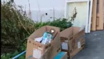 Жильцы устроили свалку возле подъезда