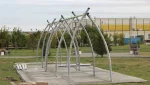 На площадке для малышей устанавливают оборудование