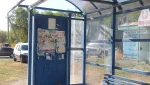 Остановочные павильоны «расписывают» и мажут клеем