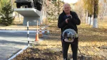 Гай борется с опавшей листвой