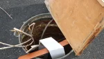 Опасная ловушка образовалась возле детского аттракциона