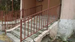 Сквозь ступени прорастает трава. Помещение в гайском доме - не гайское