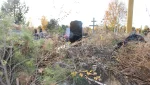 Желтый столб на городском кладбище. Гайчанин вынужден был поставить метку возле могилы отца